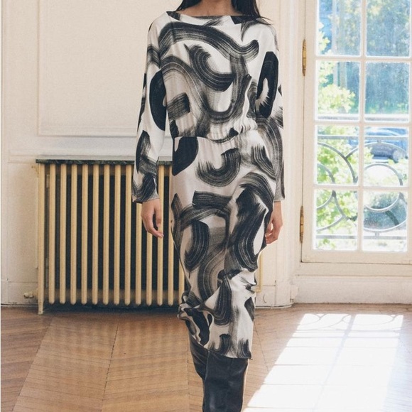 Chic Black and White Abstract Dress - Picture 1 of 9